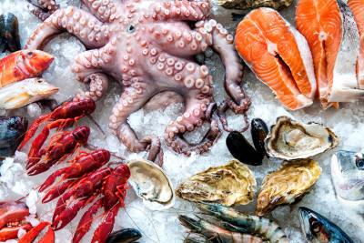 Seafood is a gift of the sea. Apparently, most of those who have tasted them at least once, will not be able to refuse a second time. Of course, to enjoy the dishes, you need to know the basics of cooking, or go to a proven institution.